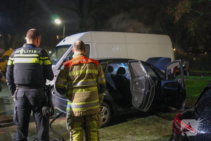 Geparkeerde auto vat vlam onder dashboard