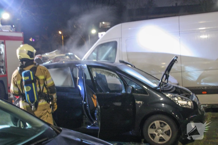 Geparkeerde auto vat vlam onder dashboard