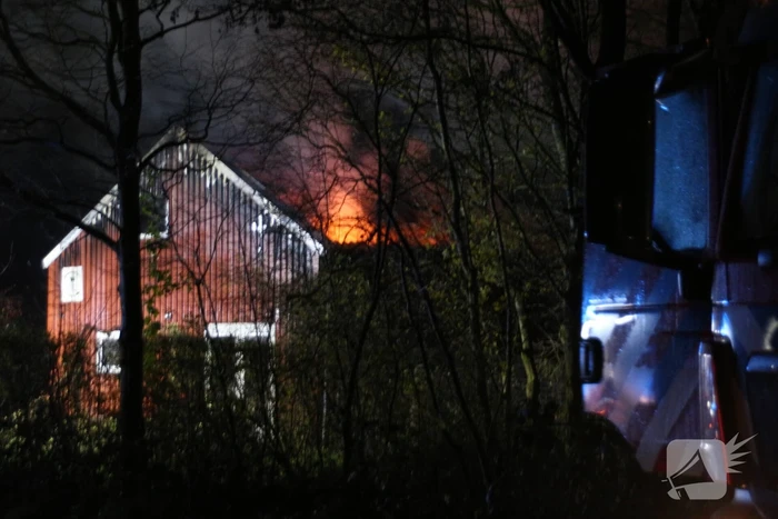 Grote uitslaande brand in schuur