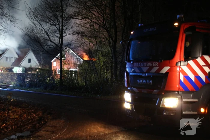 Grote uitslaande brand in schuur