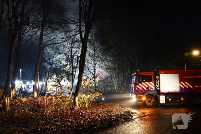 Grote uitslaande brand in schuur