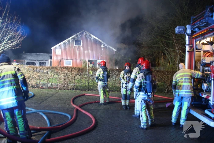 Grote uitslaande brand in schuur