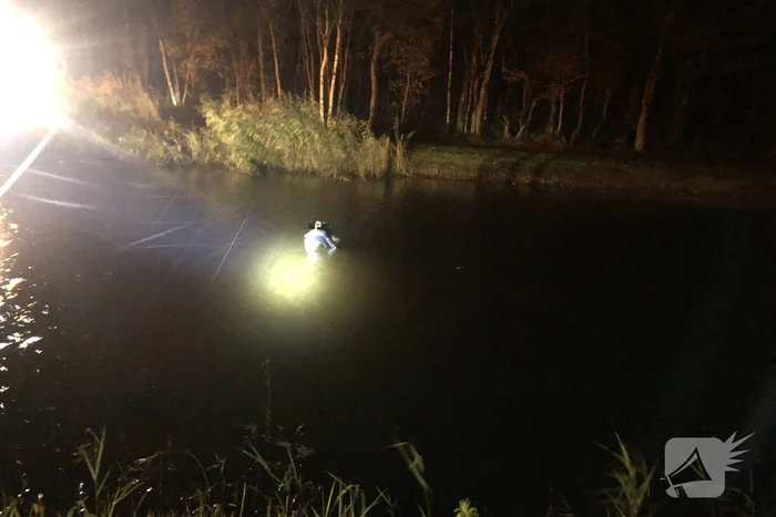 Auto vliegt uit de bocht belandt te water