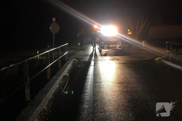 Auto vliegt uit de bocht belandt te water