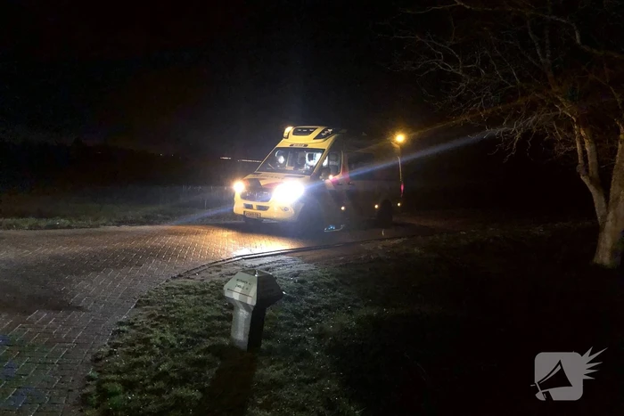 Auto vliegt uit de bocht belandt te water