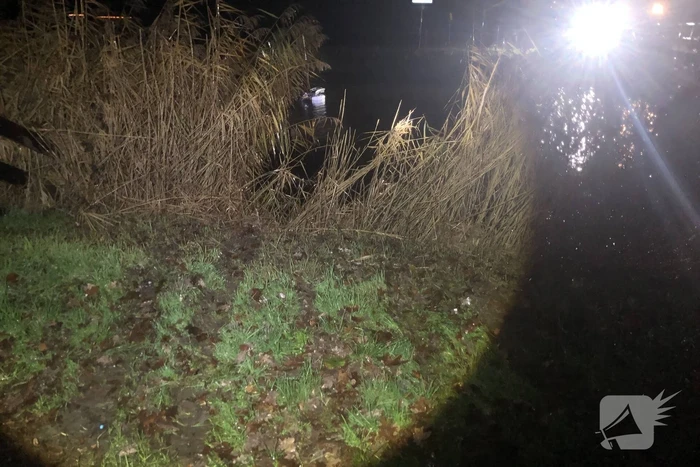 Auto vliegt uit de bocht belandt te water