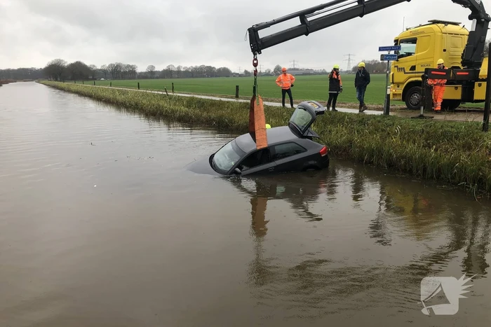 Auto vliegt uit de bocht belandt te water