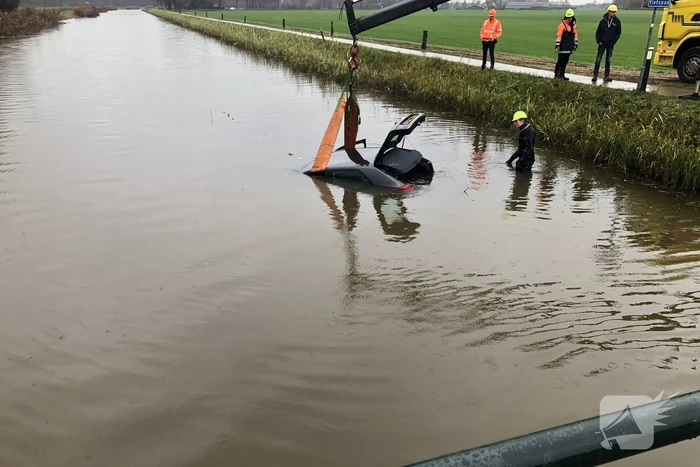 Auto vliegt uit de bocht belandt te water