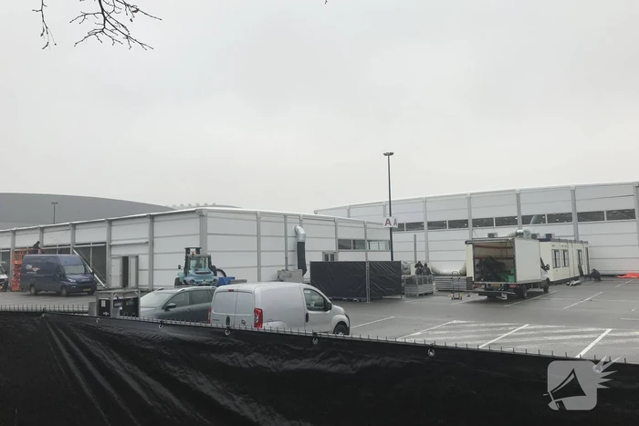 Parkeerterrein vliegveld omgebouwd tot GGD XL-teststraat