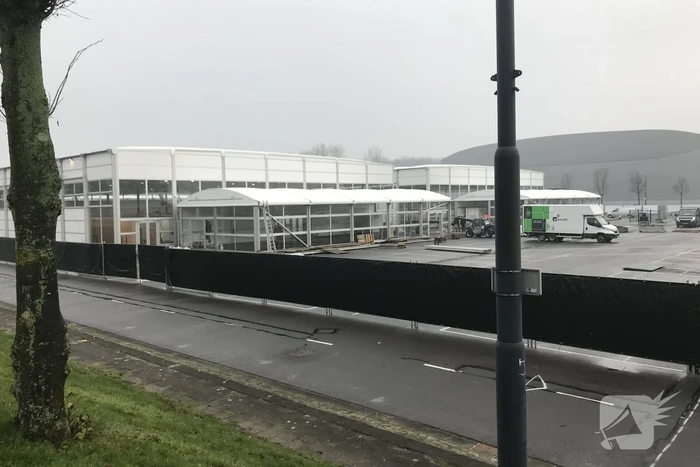 Parkeerterrein vliegveld omgebouwd tot GGD XL-teststraat