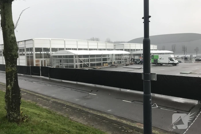 Parkeerterrein vliegveld omgebouwd tot GGD XL-teststraat