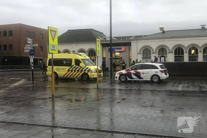 Fietser onderuit na botsing met auto