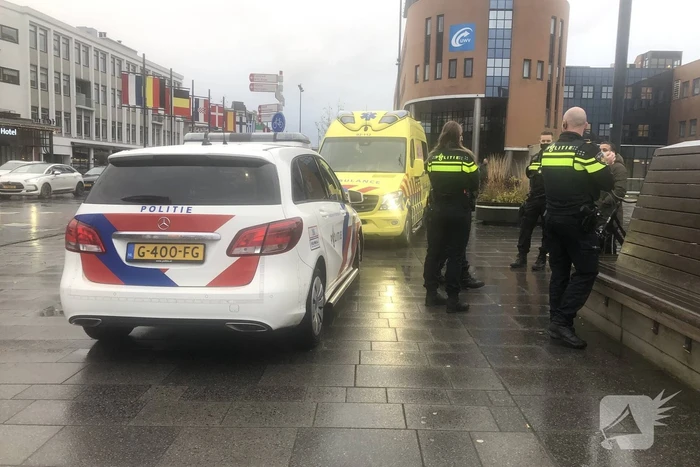 Fietser onderuit na botsing met auto