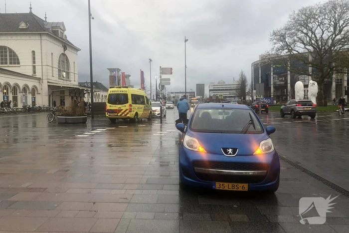 Fietser onderuit na botsing met auto