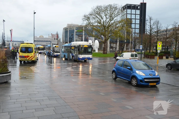 Fietser onderuit na botsing met auto