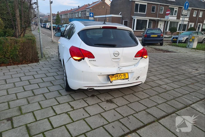 Drie auto's betrokken bij kop-staart botsing