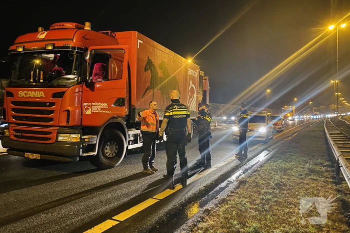 Vrachtwagenchauffeur rijdt door afzetting heen