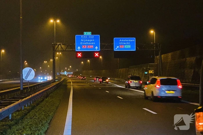 Vrachtwagenchauffeur rijdt door afzetting heen