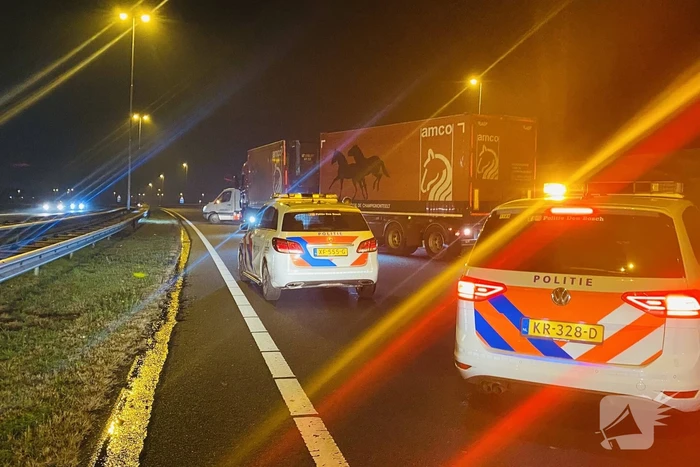 Vrachtwagenchauffeur rijdt door afzetting heen