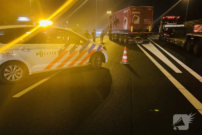 Vrachtwagenchauffeur rijdt door afzetting heen