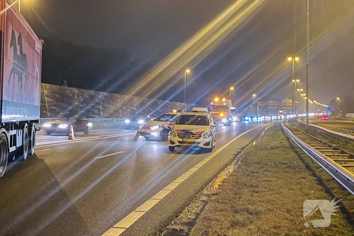 Vrachtwagenchauffeur rijdt door afzetting heen