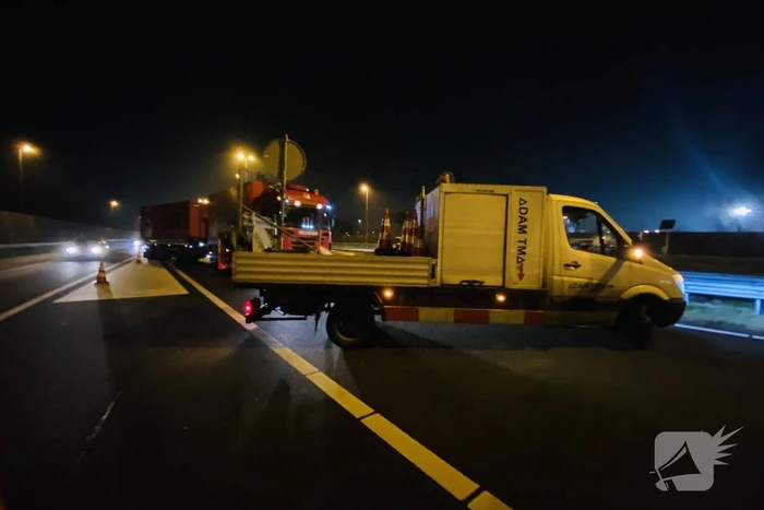 Vrachtwagenchauffeur rijdt door afzetting heen