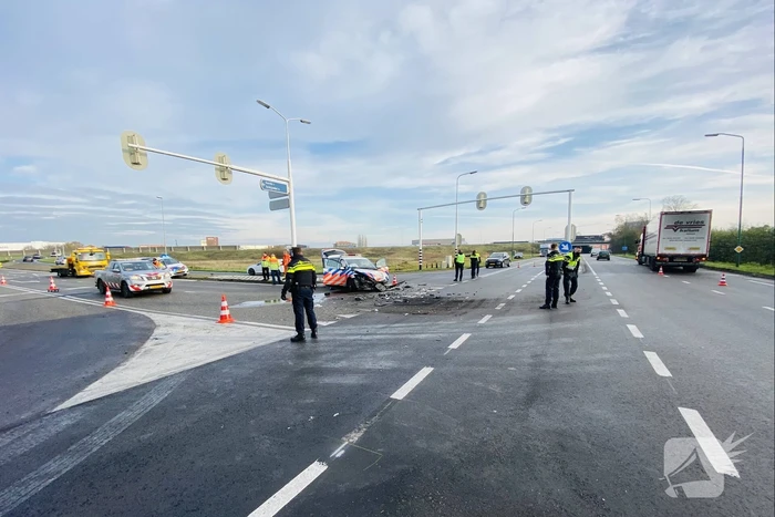 Politieauto botst op vrachtwagen