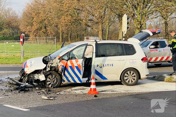 Politieauto botst op vrachtwagen