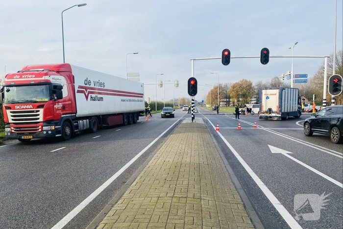 Politieauto botst op vrachtwagen