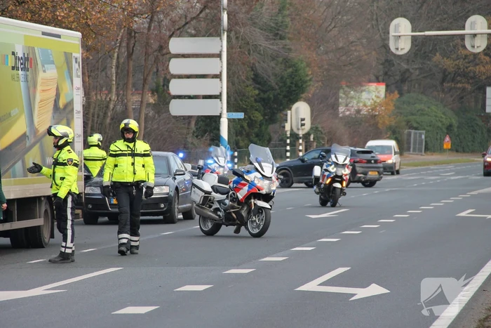 Kop-staart botsing tussen vier voertuigen en vrachtwagen