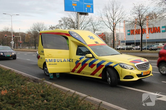 Kop-staart botsing tussen vier voertuigen en vrachtwagen