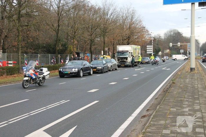 Kop-staart botsing tussen vier voertuigen en vrachtwagen