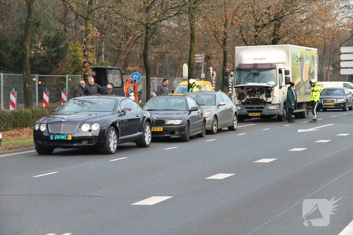 Kop-staart botsing tussen vier voertuigen en vrachtwagen