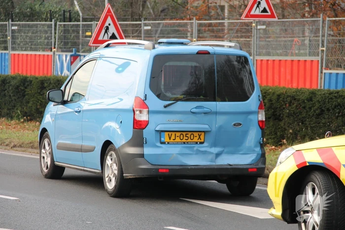 Kop-staart botsing tussen vier voertuigen en vrachtwagen