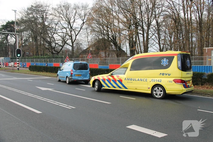 Kop-staart botsing tussen vier voertuigen en vrachtwagen