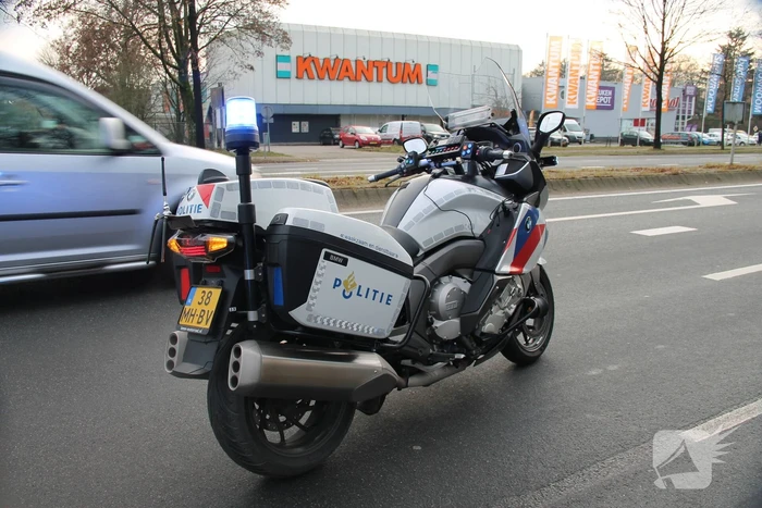 Kop-staart botsing tussen vier voertuigen en vrachtwagen