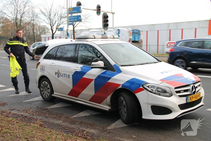 Kop-staart botsing tussen vier voertuigen en vrachtwagen