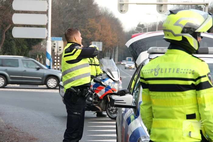Kop-staart botsing tussen vier voertuigen en vrachtwagen