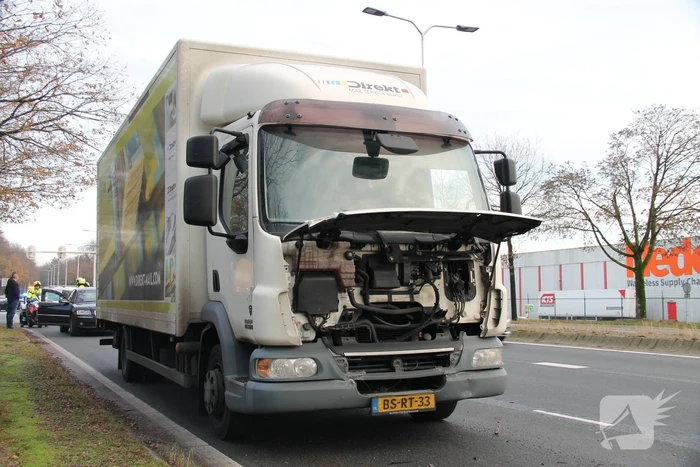 Kop-staart botsing tussen vier voertuigen en vrachtwagen