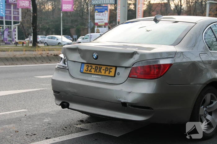 Kop-staart botsing tussen vier voertuigen en vrachtwagen