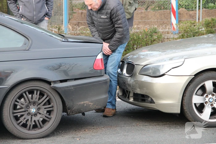 Kop-staart botsing tussen vier voertuigen en vrachtwagen