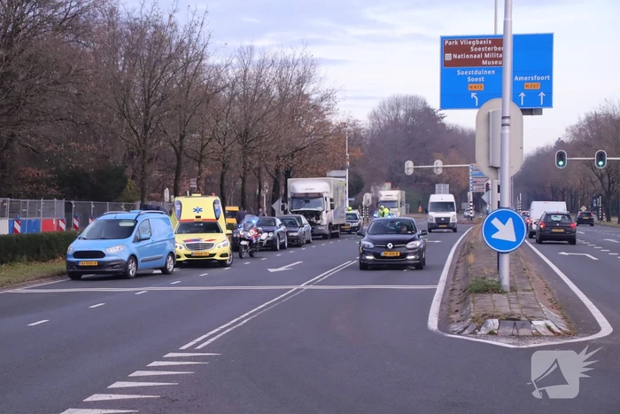 Kop-staart botsing tussen vier voertuigen en vrachtwagen