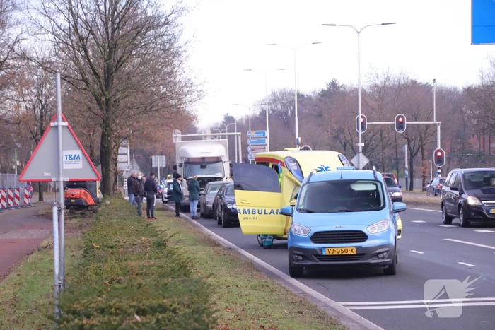 Kop-staart botsing tussen vier voertuigen en vrachtwagen