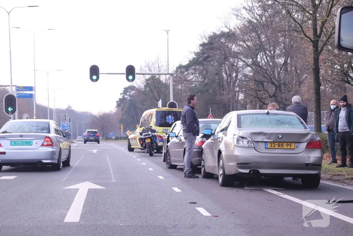 Kop-staart botsing tussen vier voertuigen en vrachtwagen