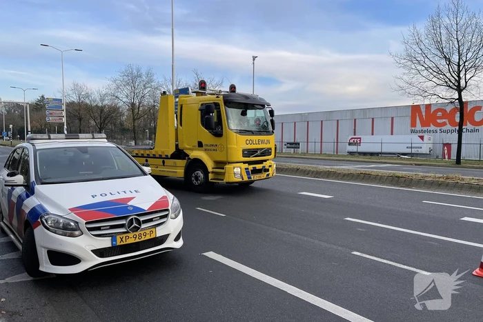 Kop-staart botsing tussen vier voertuigen en vrachtwagen