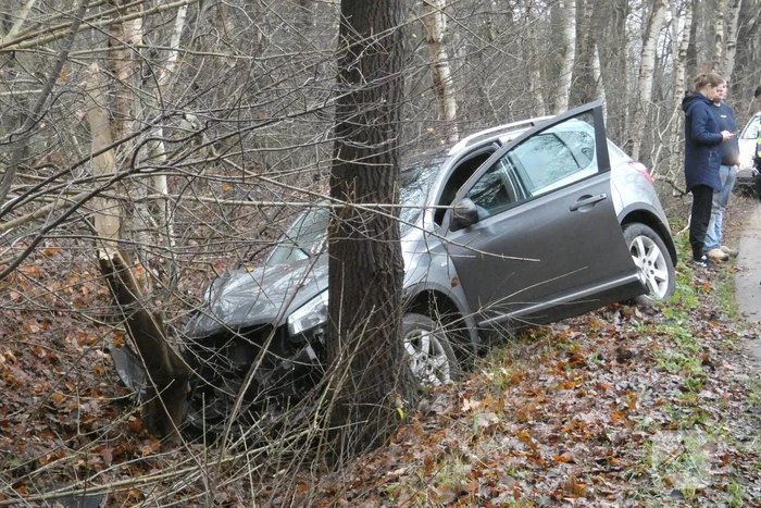 Personenauto vliegt uit de bocht