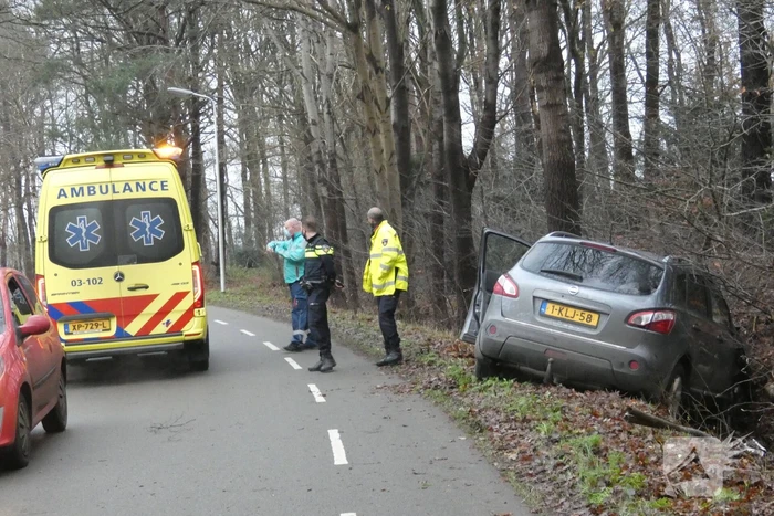 Personenauto vliegt uit de bocht