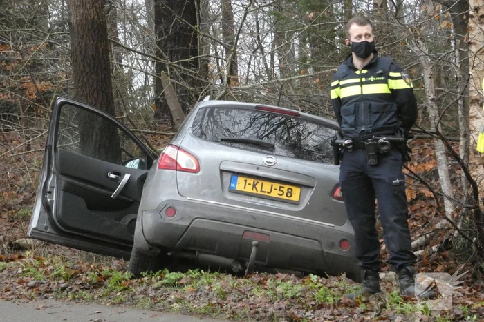 Personenauto vliegt uit de bocht