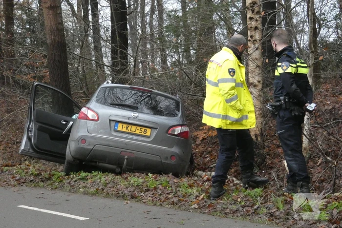 Personenauto vliegt uit de bocht