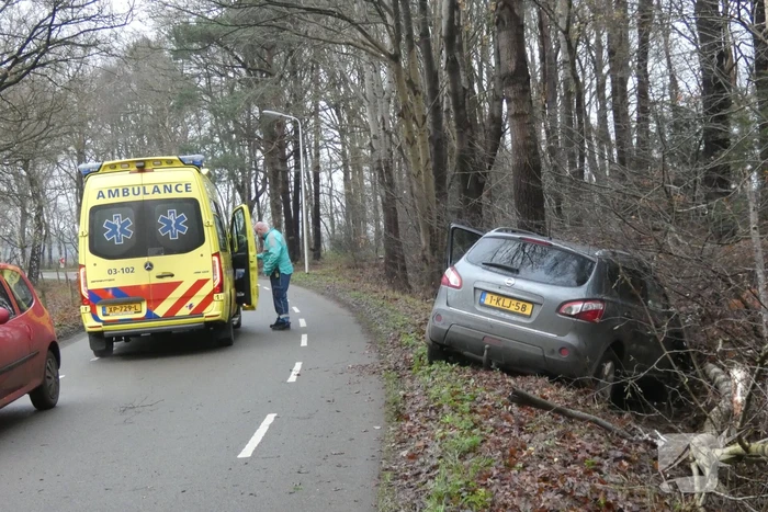 Personenauto vliegt uit de bocht